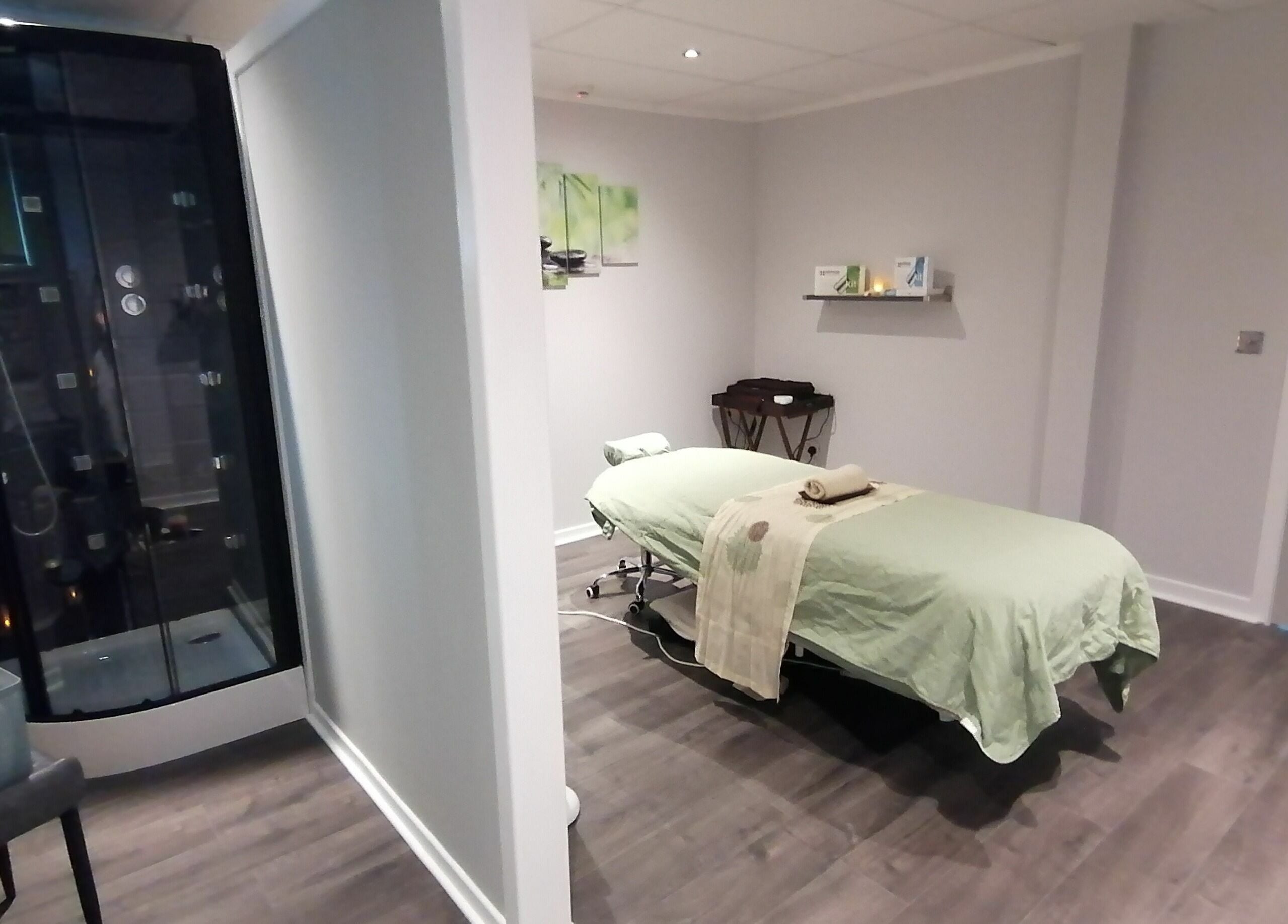 Calm treatment room at Skin Unique ltd, Dalgety Bay, Scotland, GB with massage table and modern decor.