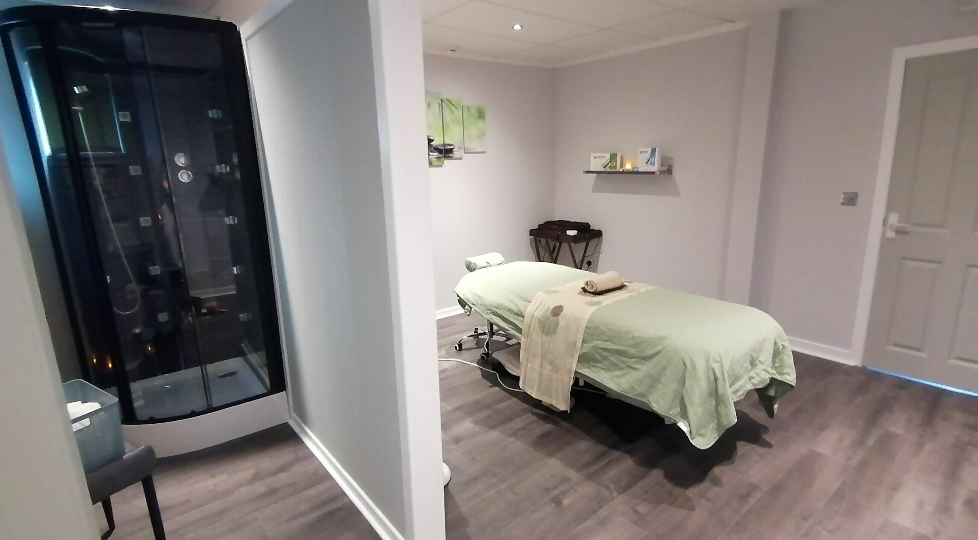 Calm treatment room at Skin Unique ltd, Dalgety Bay, Scotland, GB with massage table and modern decor.