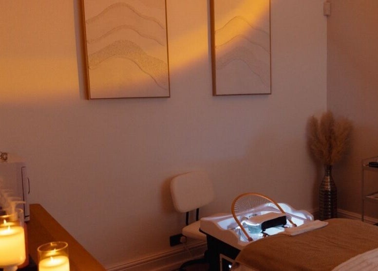 Tranquil spa room at The Head Spa Retford LTD, Retford, England, GB with candles and soft lighting.