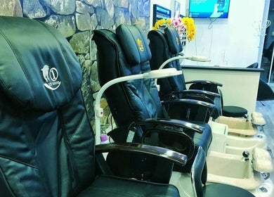 Komfortable Pedikürestühle bei DUVI Nails Salon, Chur, Graubünden, CH, ideal für Entspannung und Wellness.