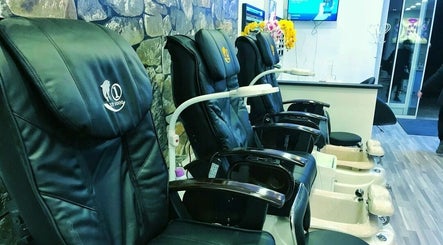 Komfortable Pedikürestühle bei DUVI Nails Salon, Chur, Graubünden, CH, ideal für Entspannung und Wellness.