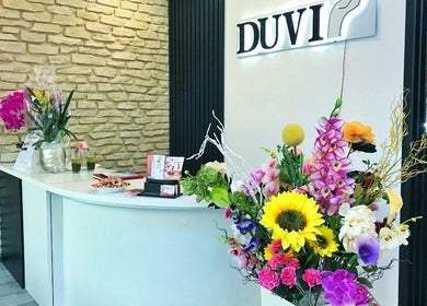 Eleganter Empfangsbereich von DUVI Nails Salon in Chur, Graubünden, CH mit buntem Blumenarrangement.