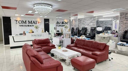 Innenansicht von TomMai Nails&Beauty in Chur, Graubünden, CH mit stilvollem Empfangsbereich und roten Sofas.