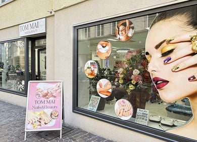 TomMai Nails&Beauty in Chur, Graubünden, CH: Elegantes Schaufenster mit Nageldesign und dekorativen Akzenten.