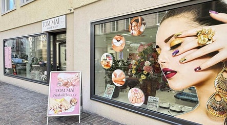 TomMai Nails&Beauty in Chur, Graubünden, CH: Elegantes Schaufenster mit Nageldesign und dekorativen Akzenten.