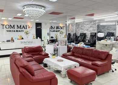 Luxuriöses Interieur von TomMai Nails&Beauty in Chur, Graubünden, CH mit roten Ledersofas und modernen Nagelstationen.