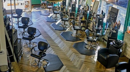Surreal Salon Suites image 2