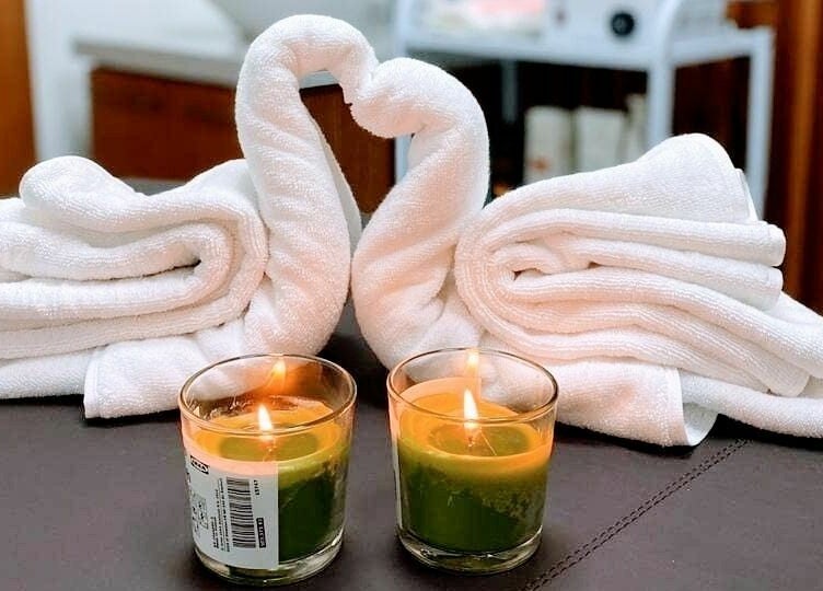 Elegant towel swans with candles at Soft Blade Gents Salon, Dubai offering relaxation and ambiance.