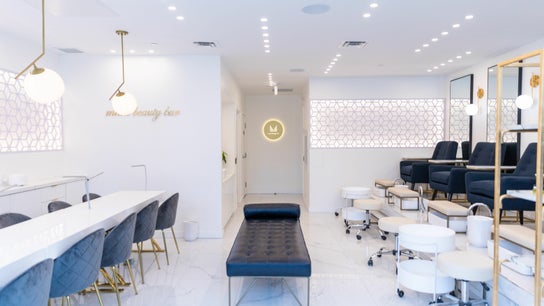 Best salons for nail extensions in Alloa, Toronto