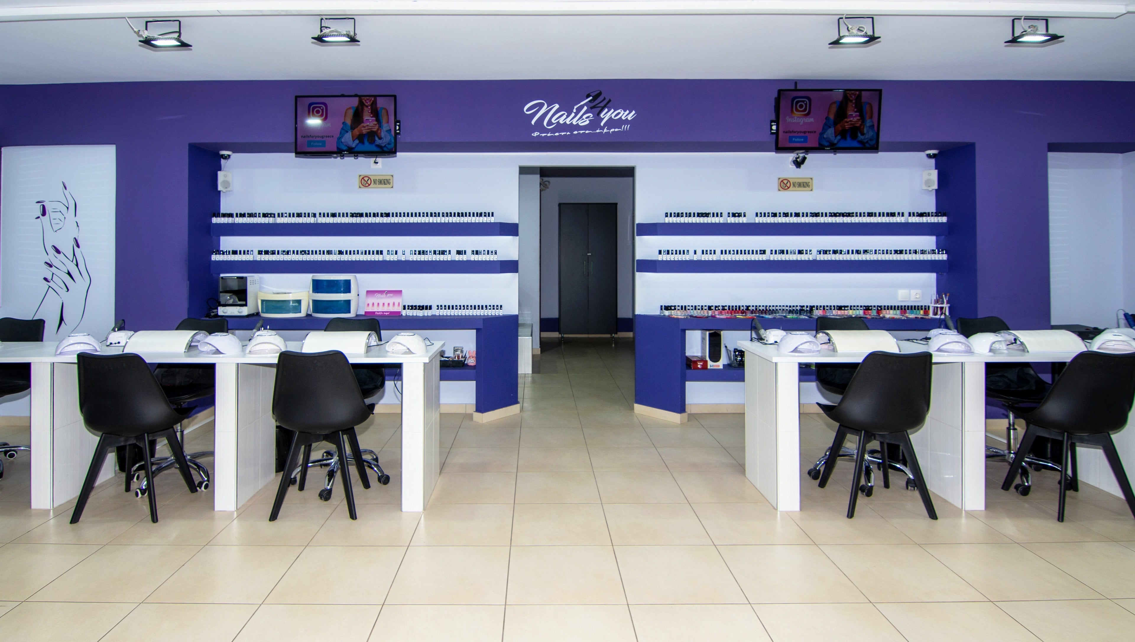 Εσωτερικό Nails4u Xalkida στη Χαλκίδα, GR προσφέρει καλαίσθητο σαλόνι μανικιούρ με μοντέρνα διακόσμηση.