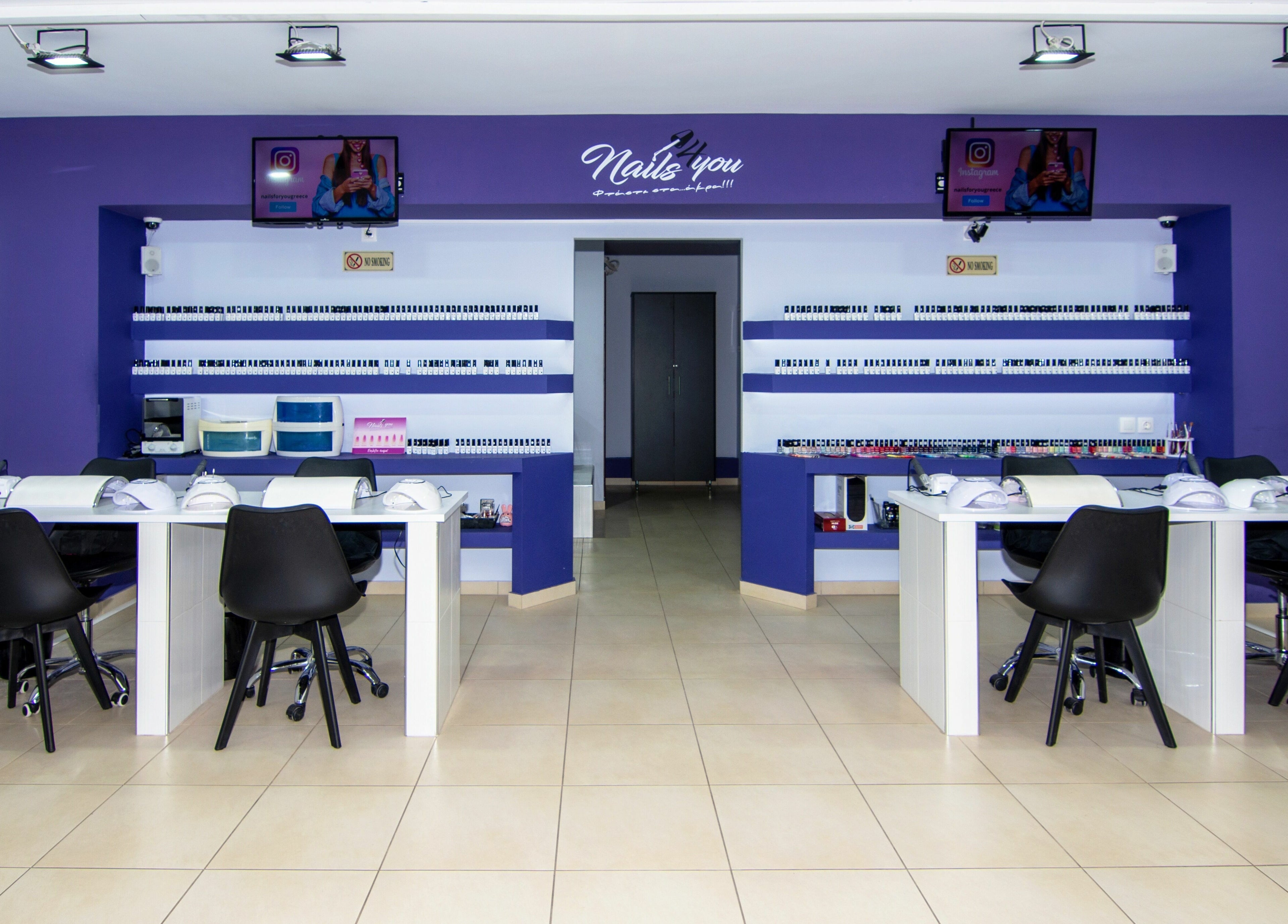 Εσωτερικό Nails4u Xalkida στη Χαλκίδα, GR προσφέρει καλαίσθητο σαλόνι μανικιούρ με μοντέρνα διακόσμηση.