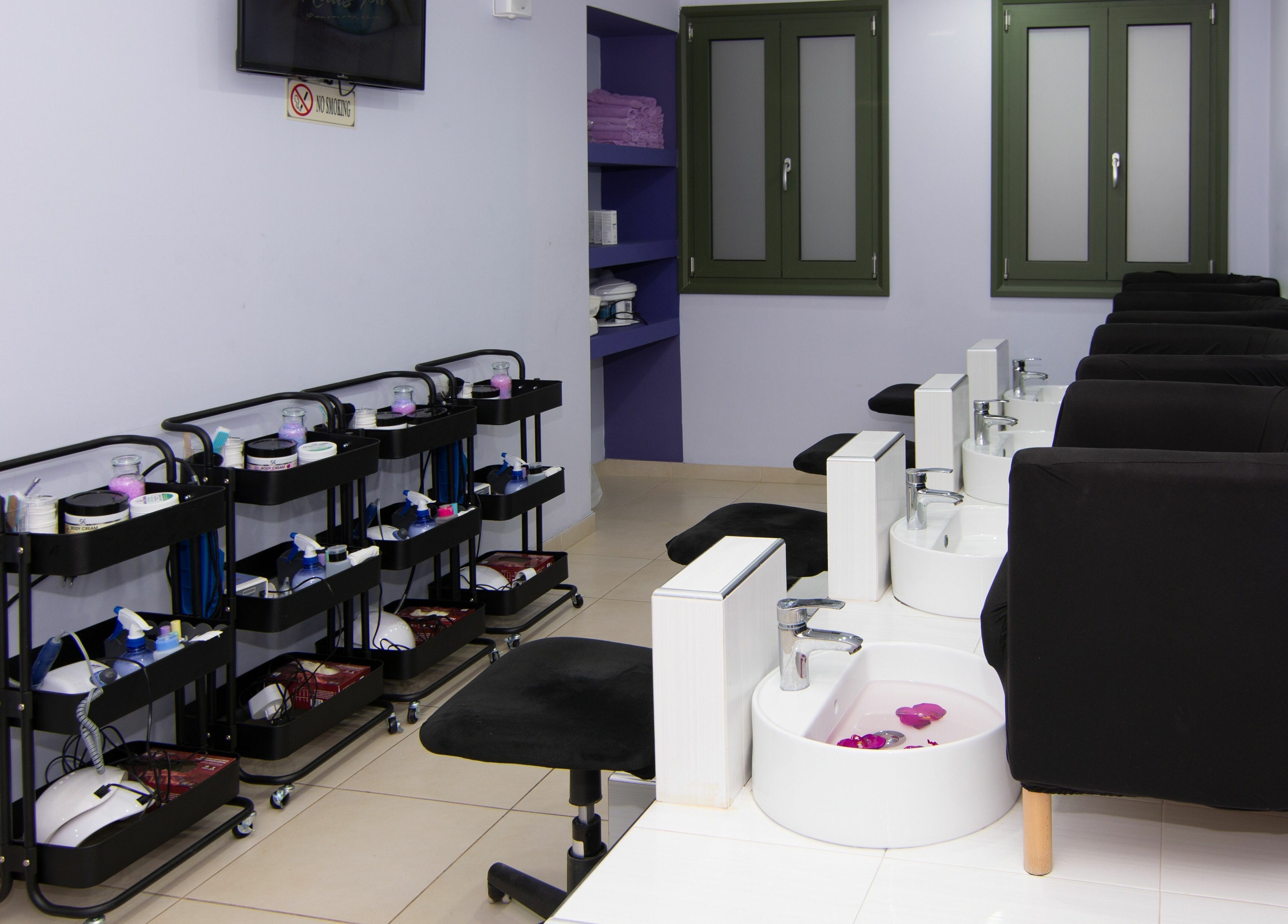 Σαλόνι μανικιούρ στο Nails4u Xalkida, Χαλκίδα, GR, με πολυθρόνες και εξοπλισμό περιποίησης ποδιών.