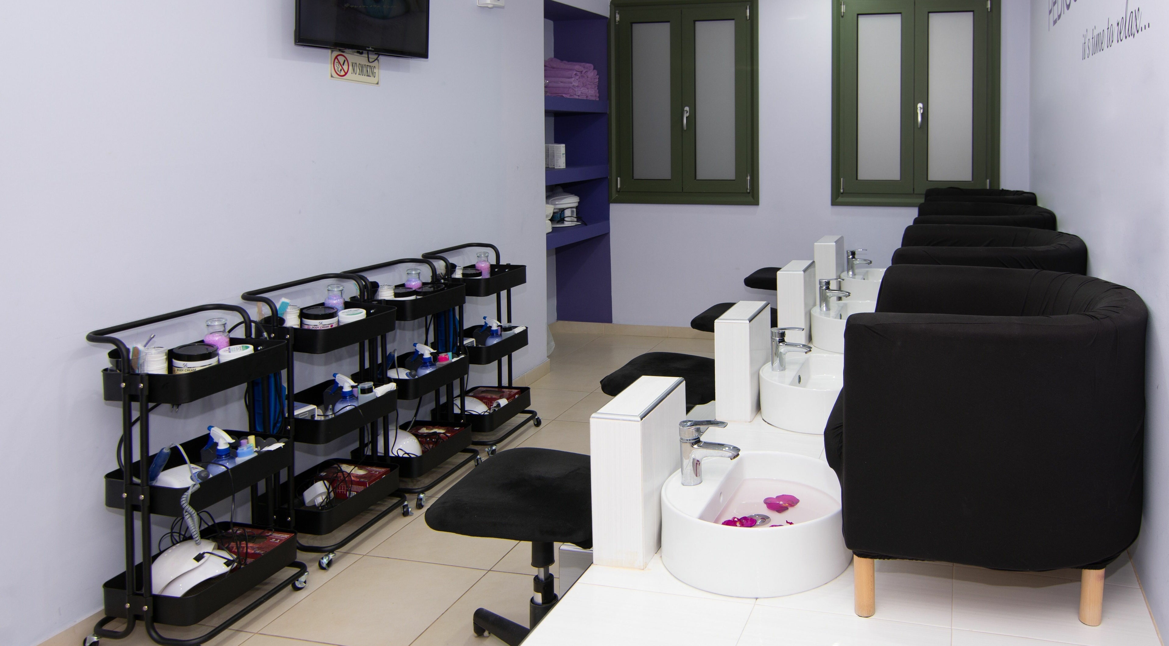 Σαλόνι μανικιούρ στο Nails4u Xalkida, Χαλκίδα, GR, με πολυθρόνες και εξοπλισμό περιποίησης ποδιών.