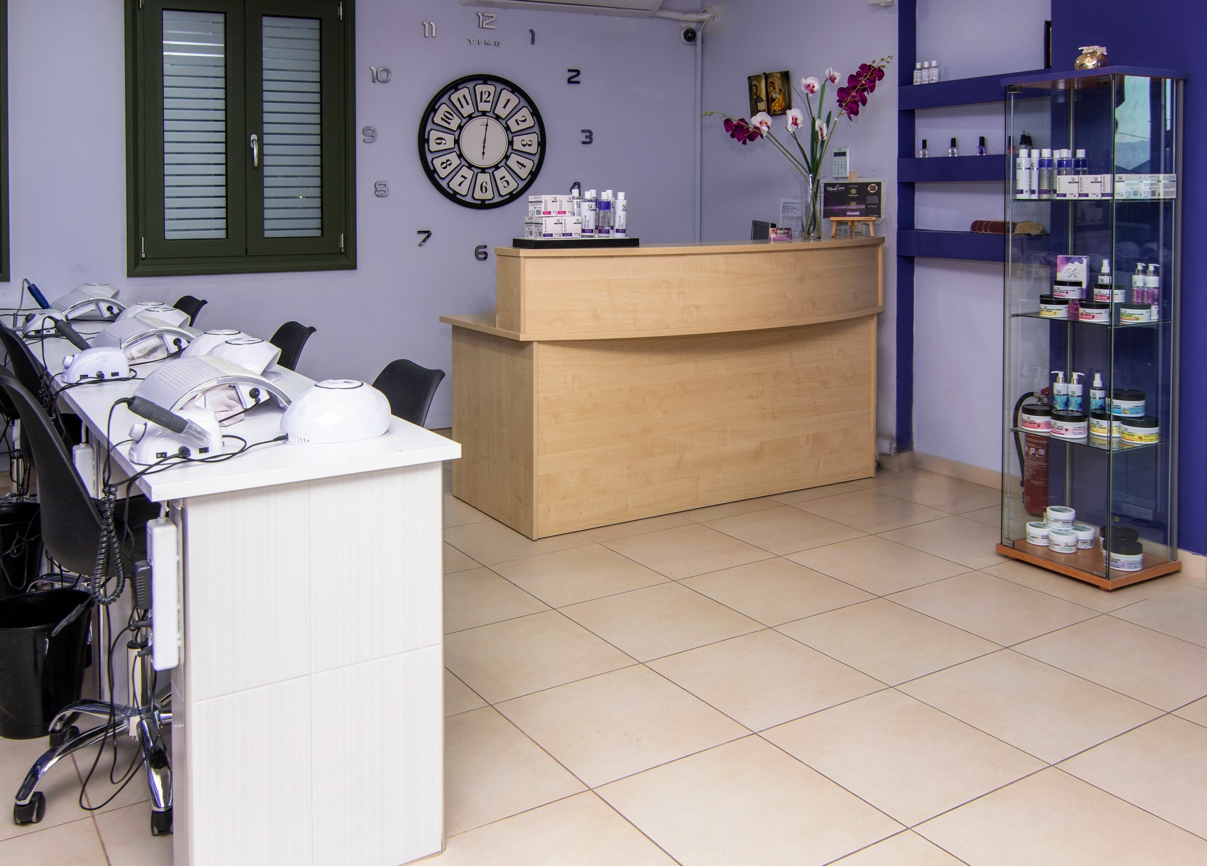 Εσωτερικός χώρος στο Nails4u Xalkida στη Χαλκίδα, GR με μοντέρνα διακόσμηση και ρεσεψιόν.