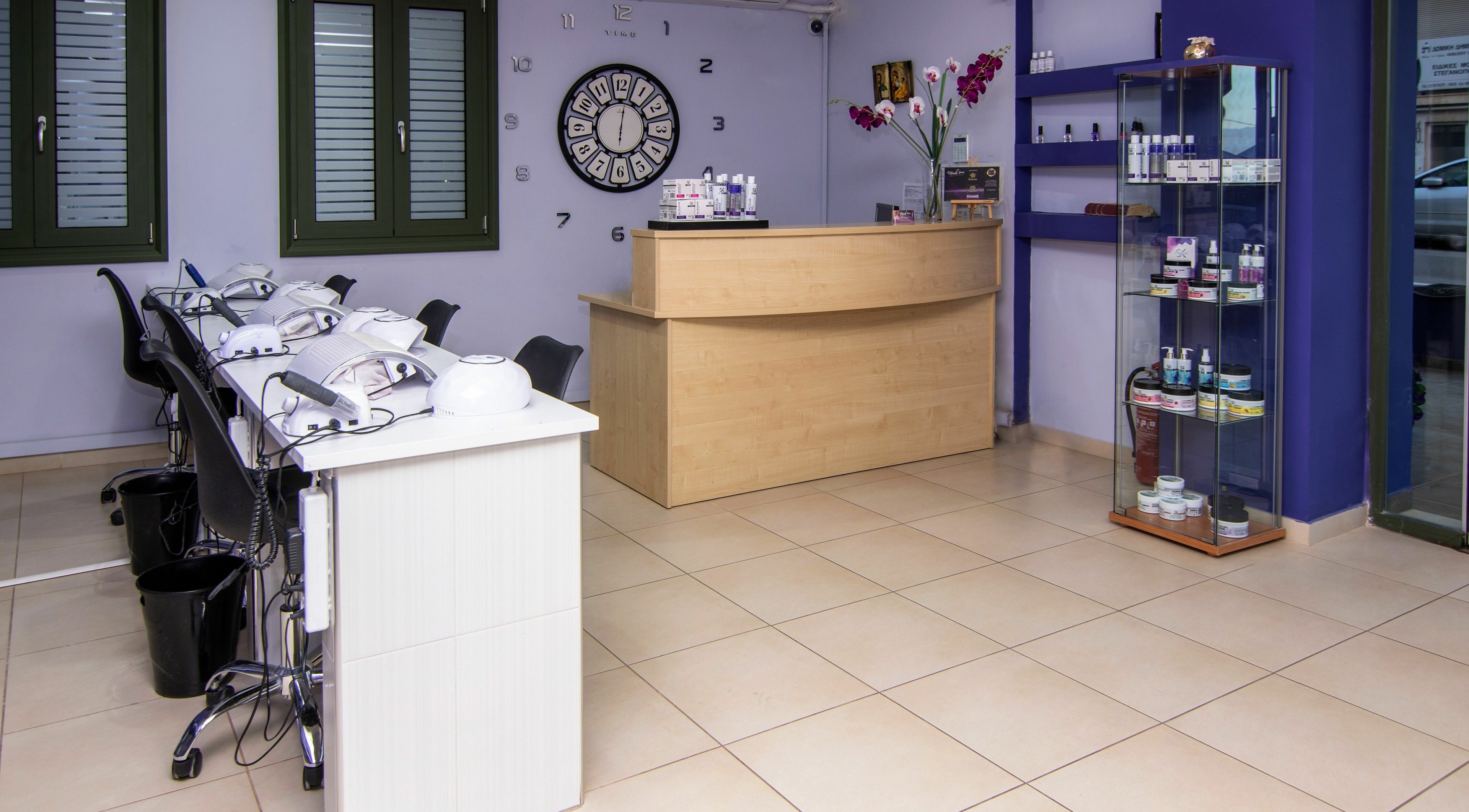 Εσωτερικός χώρος στο Nails4u Xalkida στη Χαλκίδα, GR με μοντέρνα διακόσμηση και ρεσεψιόν.