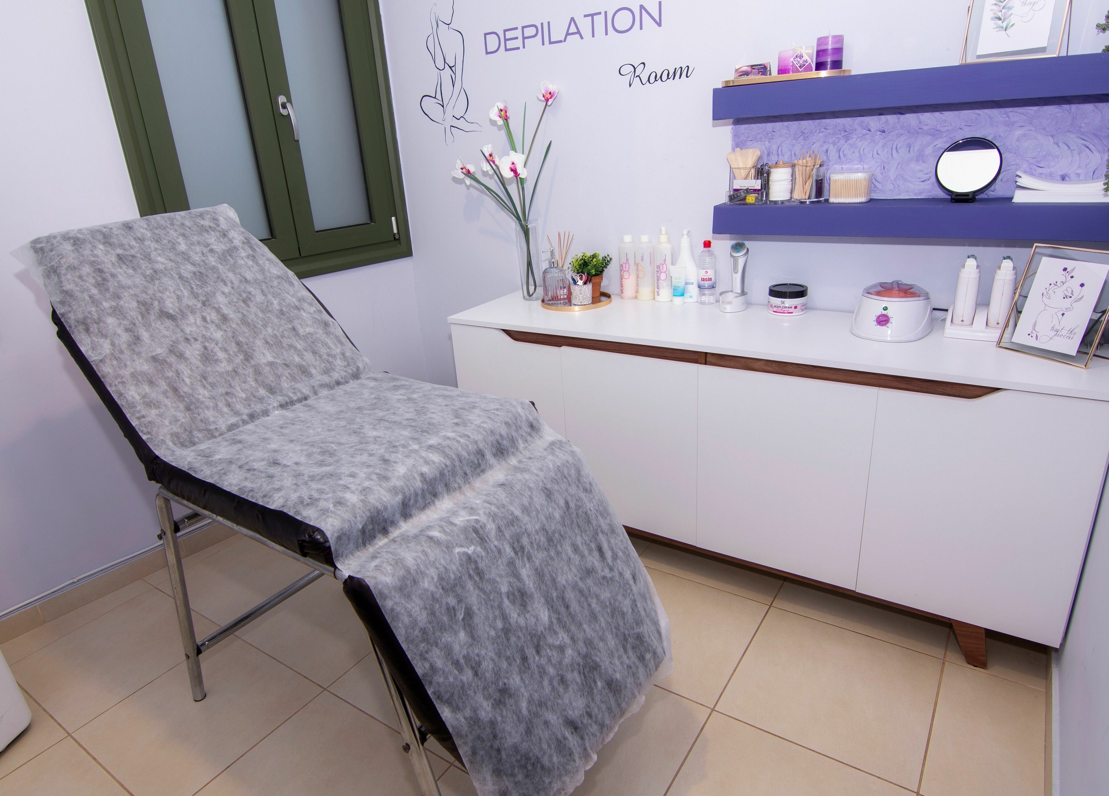 Καλαίσθητο δωμάτιο αποτρίχωσης στο Nails4u Xalkida, Χαλκίδα, GR με άνετο κρεβάτι και προϊόντα ομορφιάς.