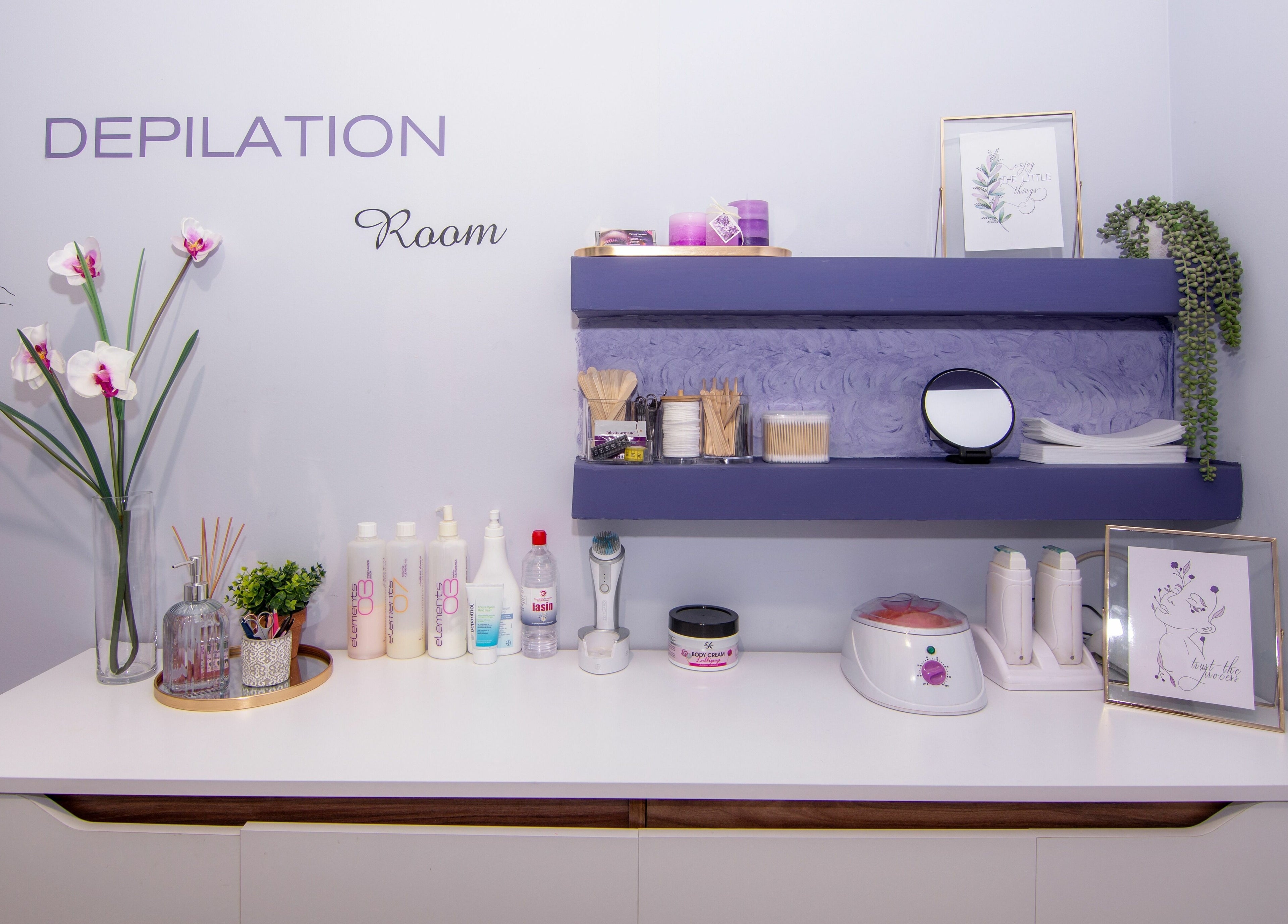 Αριστοκρατικό δωμάτιο αποτρίχωσης στο Nails4u Xalkida, Χαλκίδα, GR με όμορφη διακόσμηση και προϊόντα περιποίησης.