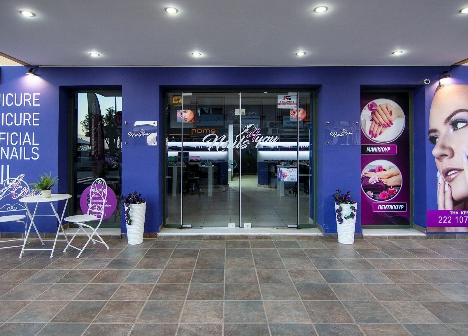Είσοδος Nails4u Xalkida στη Χαλκίδα, GR με μοντέρνα διακόσμηση και υπέροχο μωβ χρώμα.