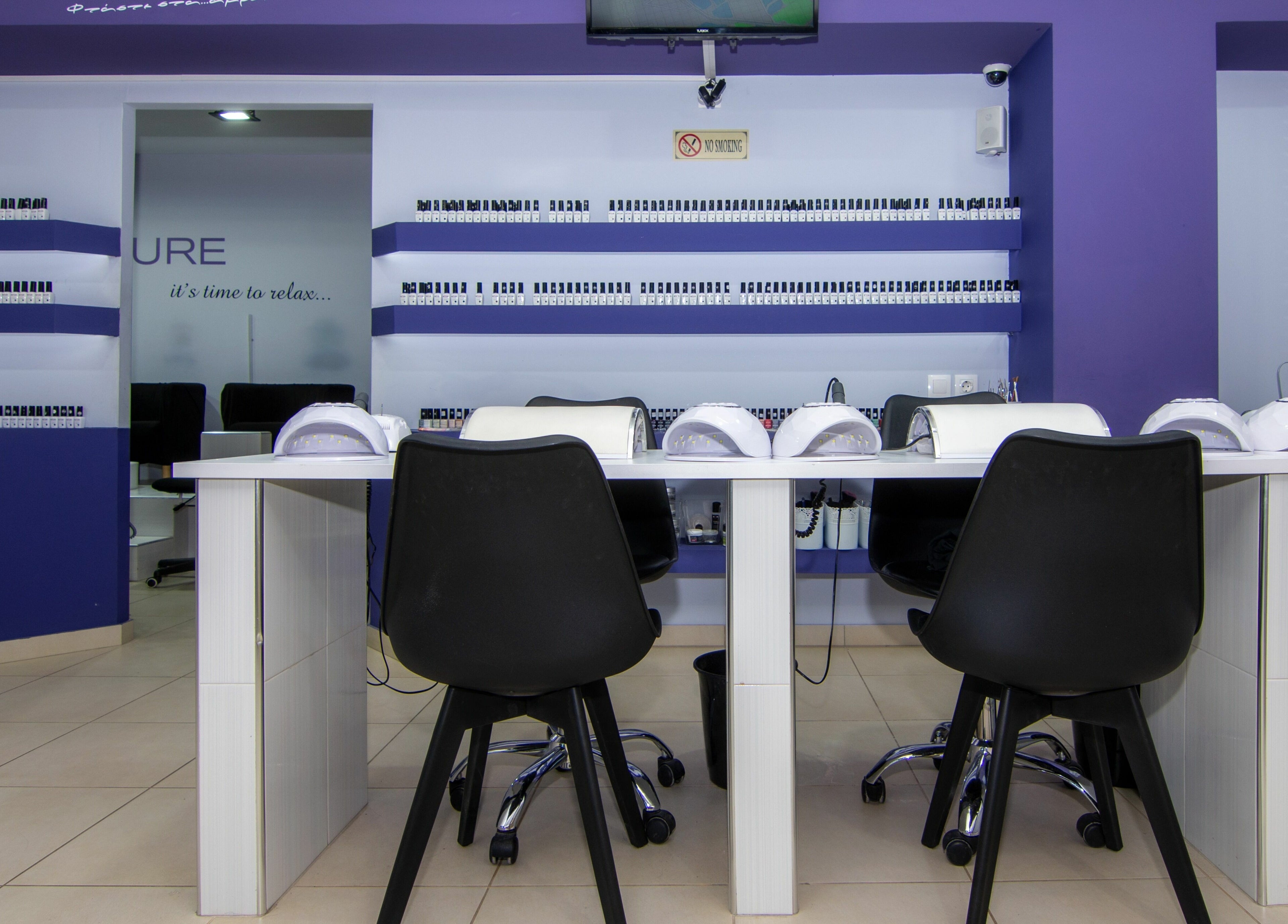 Εσωτερικό σαλόνι Nails4u Xalkida με μοντέρνα καρέκλες και εξοπλισμό, Χαλκίδα, GR.