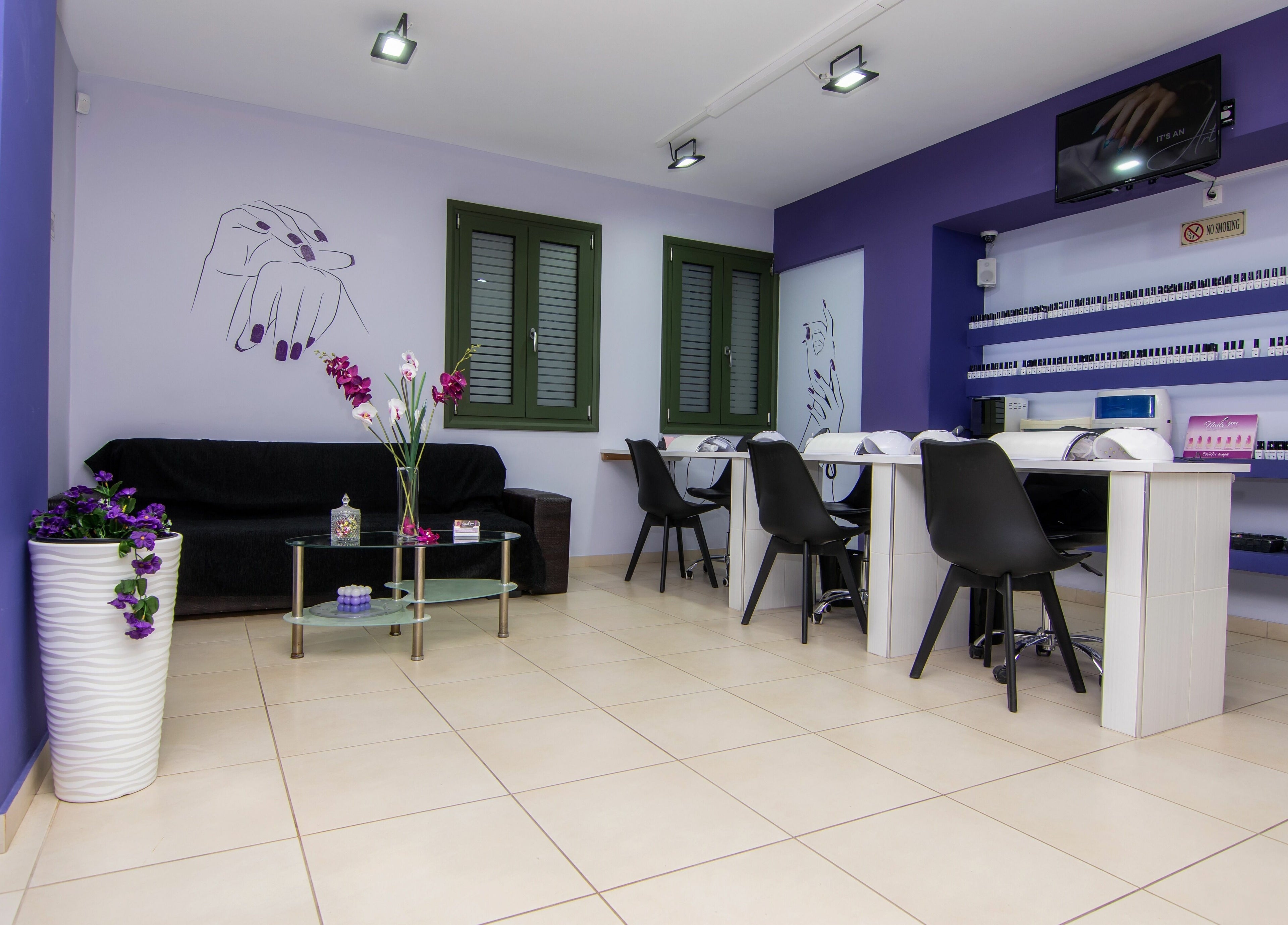 Κομψό εσωτερικό του Nails4u Xalkida στη Χαλκίδα, GR με σύγχρονη διακόσμηση και σαλόνι περιποίησης νυχιών.