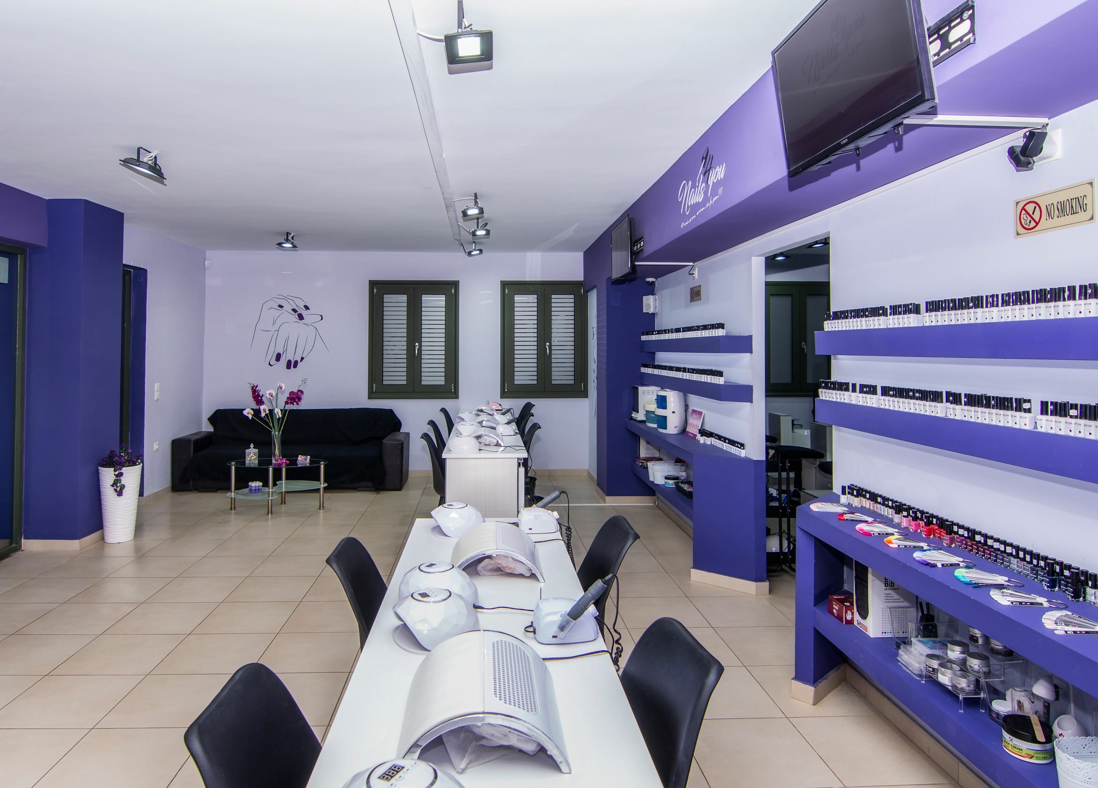 Σύγχρονο εσωτερικό Nails4u Xalkida, Χαλκίδα, GR με μωβ λεπτομέρειες και τραπέζια περιποίησης νυχιών.