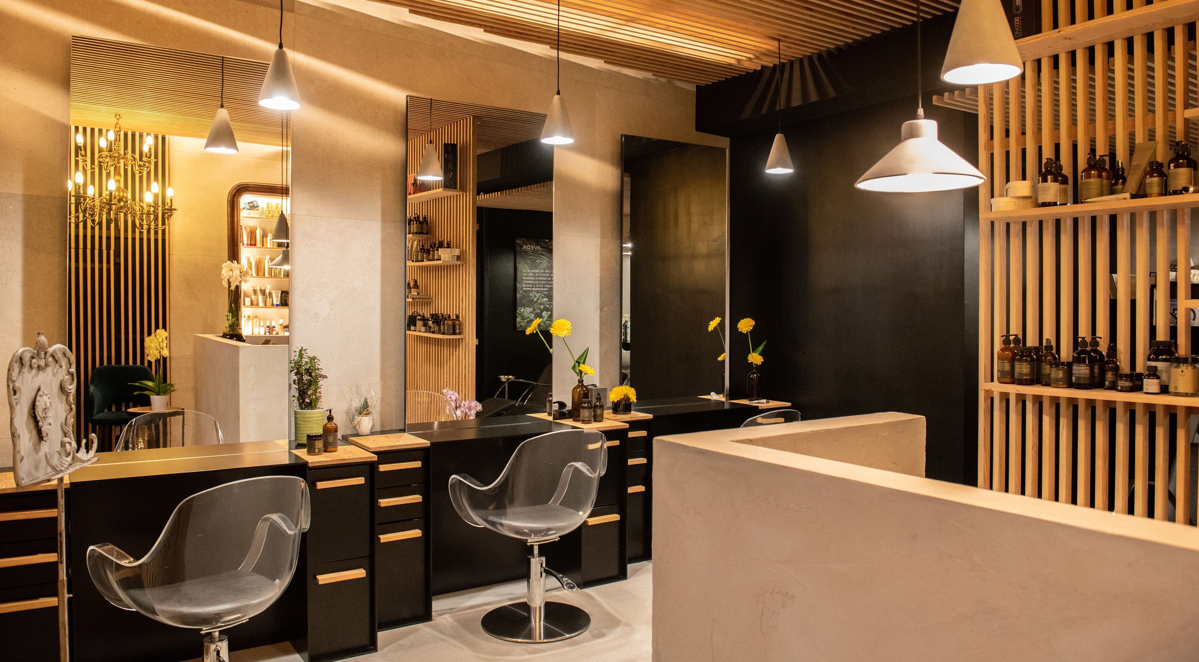 Interno elegante di Saloon Hair Wellness a Salerno, Campania, IT, con postazioni per styling e decor moderno.