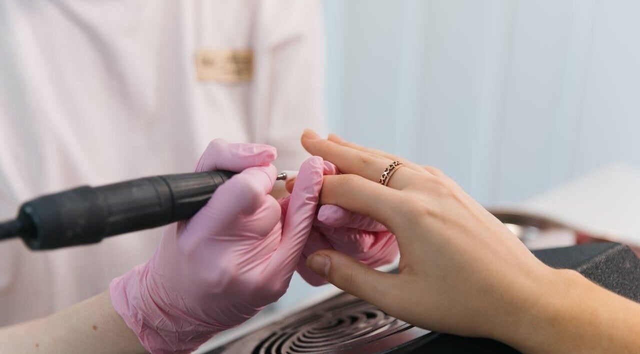 Манікюр у BloomBar, ТЕРНОПІЛЬ, Тернопільська область, UA. Професійний догляд та обслуговування.