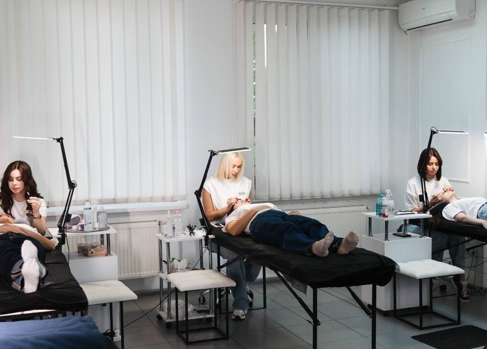 Майстри працюють в салоні BloomBar у Тернополі, надаючи послуги догляду за обличчям та тілом.