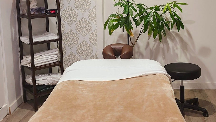 Salle de massage élégante chez Studio Orchidée, Montréal, Québec, CA avec plante et étagère.