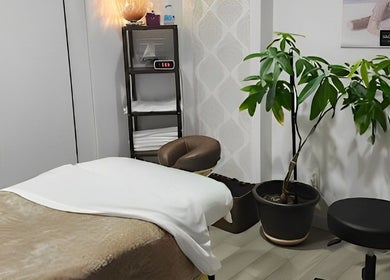 Salle de massage apaisante chez Studio Orchidée à Montréal, Québec, CA avec décor naturel et lumière douce.