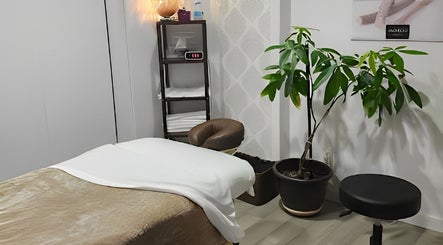 Salle de massage apaisante chez Studio Orchidée à Montréal, Québec, CA avec décor naturel et lumière douce.