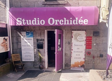 Entrée chaleureuse du Studio Orchidée à Montréal, Québec, CA, sous un auvent violet distinctif.