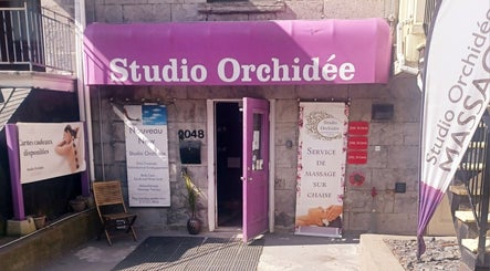 Entrée chaleureuse du Studio Orchidée à Montréal, Québec, CA, sous un auvent violet distinctif.
