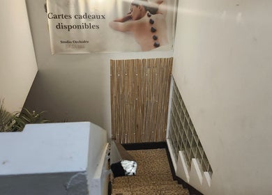 Entrée accueillante de Studio Orchidée à Montréal, Québec, CA avec affiche de cartes cadeaux.