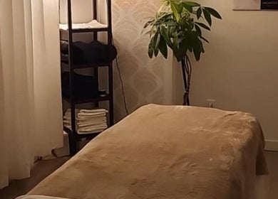 Salle de massage apaisante à Studio Orchidée, Montréal, Québec, CA, avec table et plante verte.