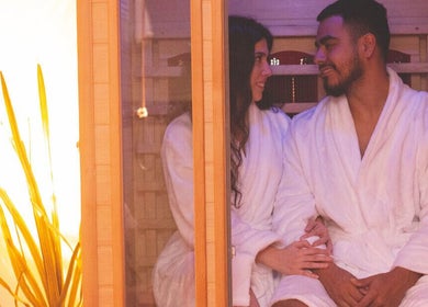 Couple relaxant dans le sauna à Studio Orchidée, Montréal, Québec, CA, en peignoirs blancs.
