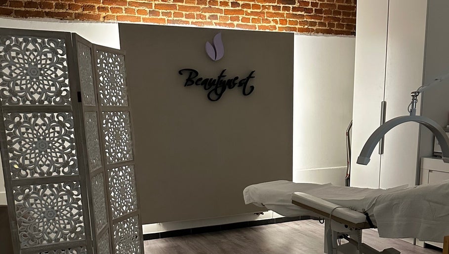 Interieur van Beautynest, Herent, Vlaanderen, BE met rustige sfeer en elegant meubilair.
