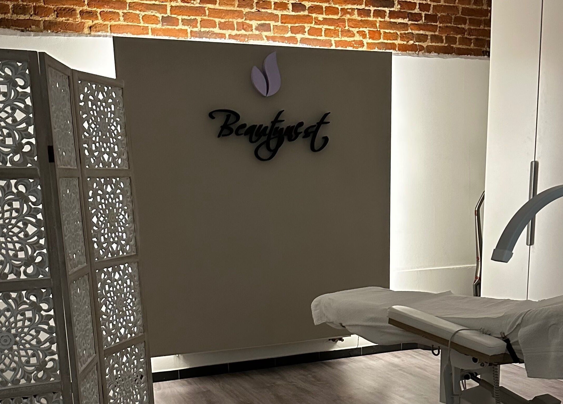 Interieur van Beautynest, Herent, Vlaanderen, BE met rustige sfeer en elegant meubilair.