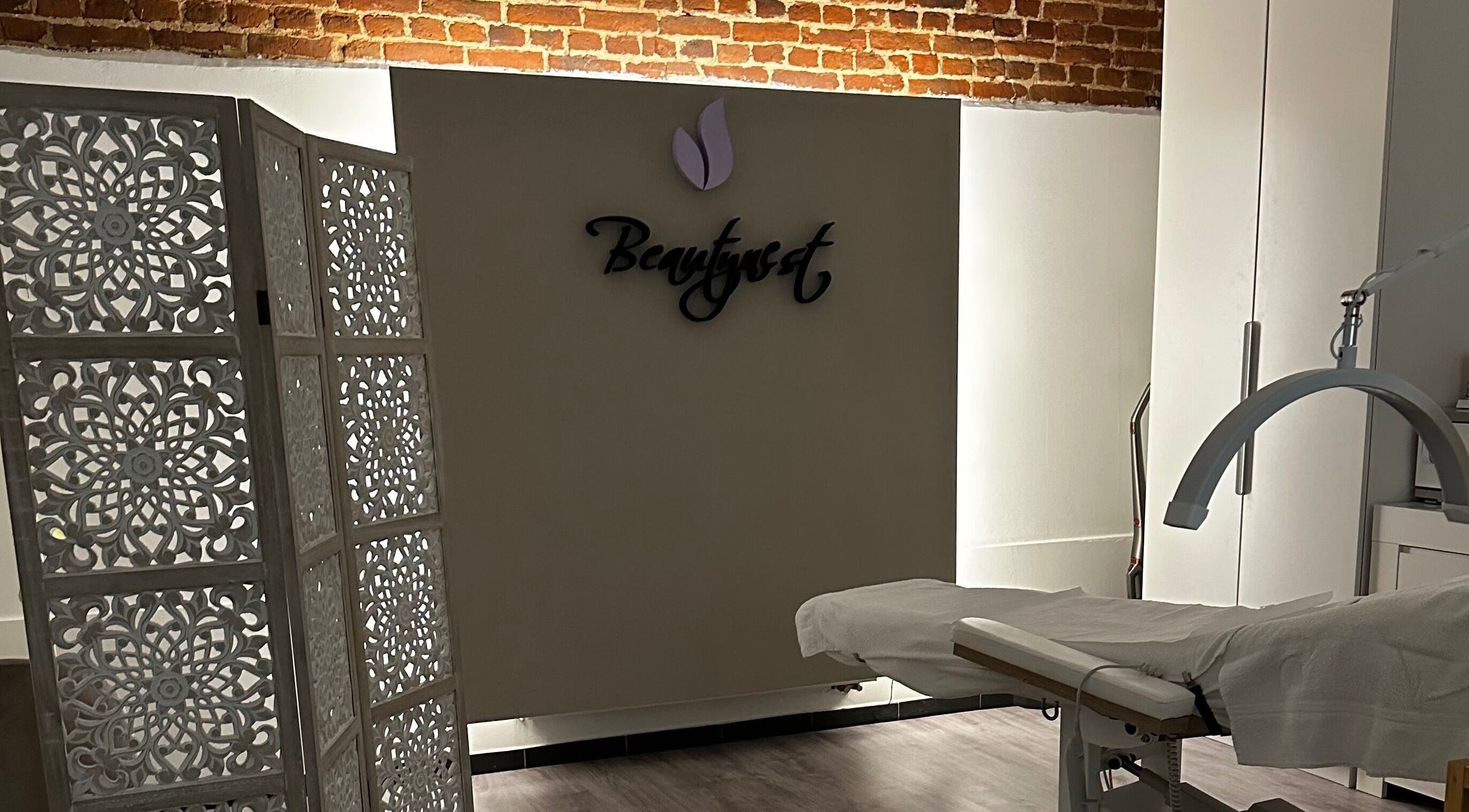 Interieur van Beautynest, Herent, Vlaanderen, BE met rustige sfeer en elegant meubilair.