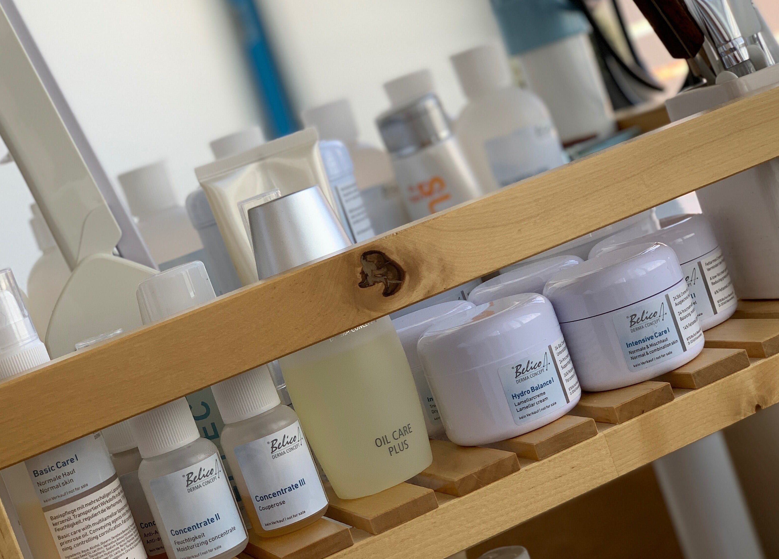 Verzorgingsproducten op houten plank bij Beautynest, Herent, Vlaanderen, BE.