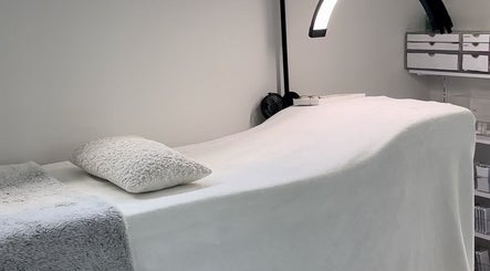 Relaxing spa bed at Envious Lashes in Coomera, Queensland, AU; perfect for beauty treatments.