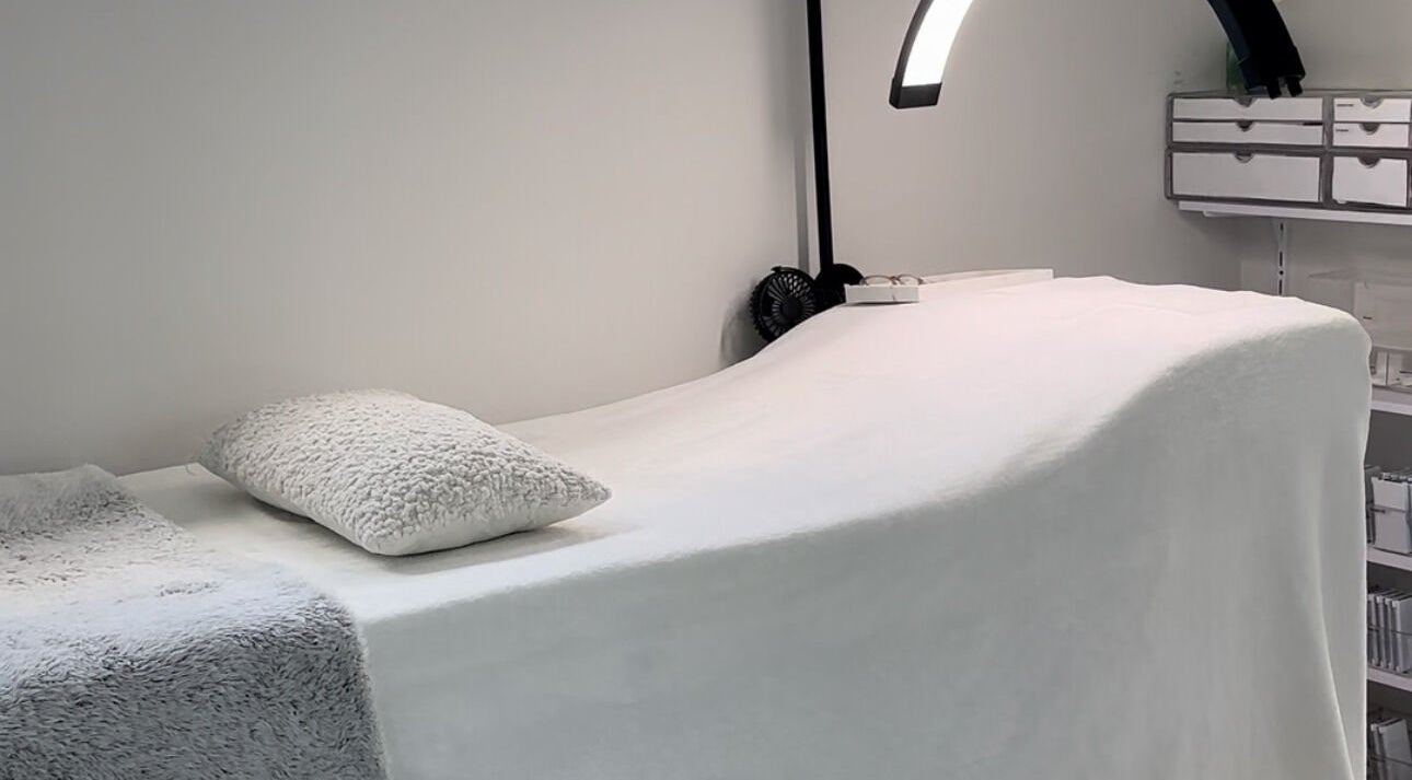 Relaxing spa bed at Envious Lashes in Coomera, Queensland, AU; perfect for beauty treatments.
