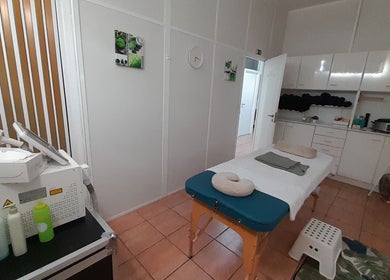 Sala de tratamento em Cor Purpura - Ovar, São João de Ovar, Aveiro, PT com mesa de massagem e equipamento de estética.