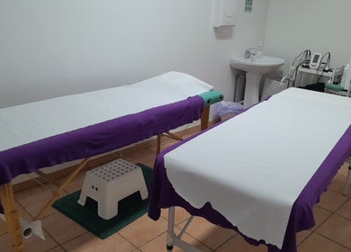 Sala de tratamento tranquila em Cor Purpura - Ovar, São João de Ovar, Aveiro, PT com duas macas prontas.