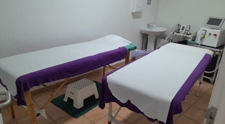 Sala de tratamento tranquila em Cor Purpura - Ovar, São João de Ovar, Aveiro, PT com duas macas prontas.