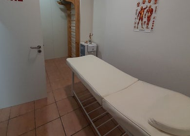Sala de tratamento em Cor Purpura - Ovar, São João de Ovar, Aveiro, PT. Design moderno e acolhedor.