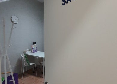 Sala de tratamento em Cor Purpura - Ovar com mesa e cadeiras. São João de Ovar, Aveiro, PT.