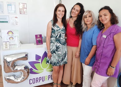 Equipe sorridente no Cor Purpura - Ovar em São João de Ovar, Aveiro, PT, junto à recepção.