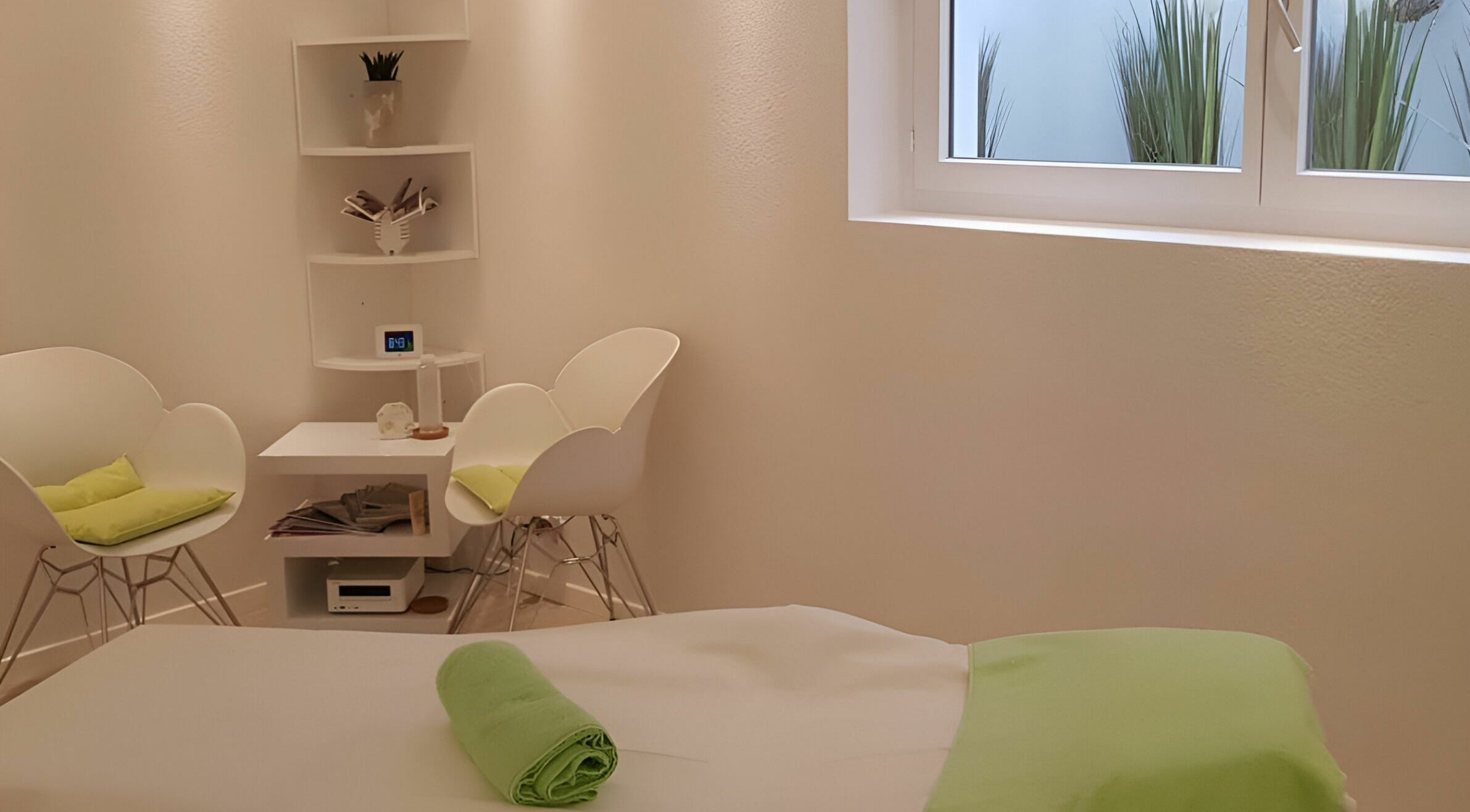 Moderner Wellnessraum bei Beauty and Wellness am Kreuzplatz, Strengelbach, Aargau, CH mit Sesseln und Handtüchern.