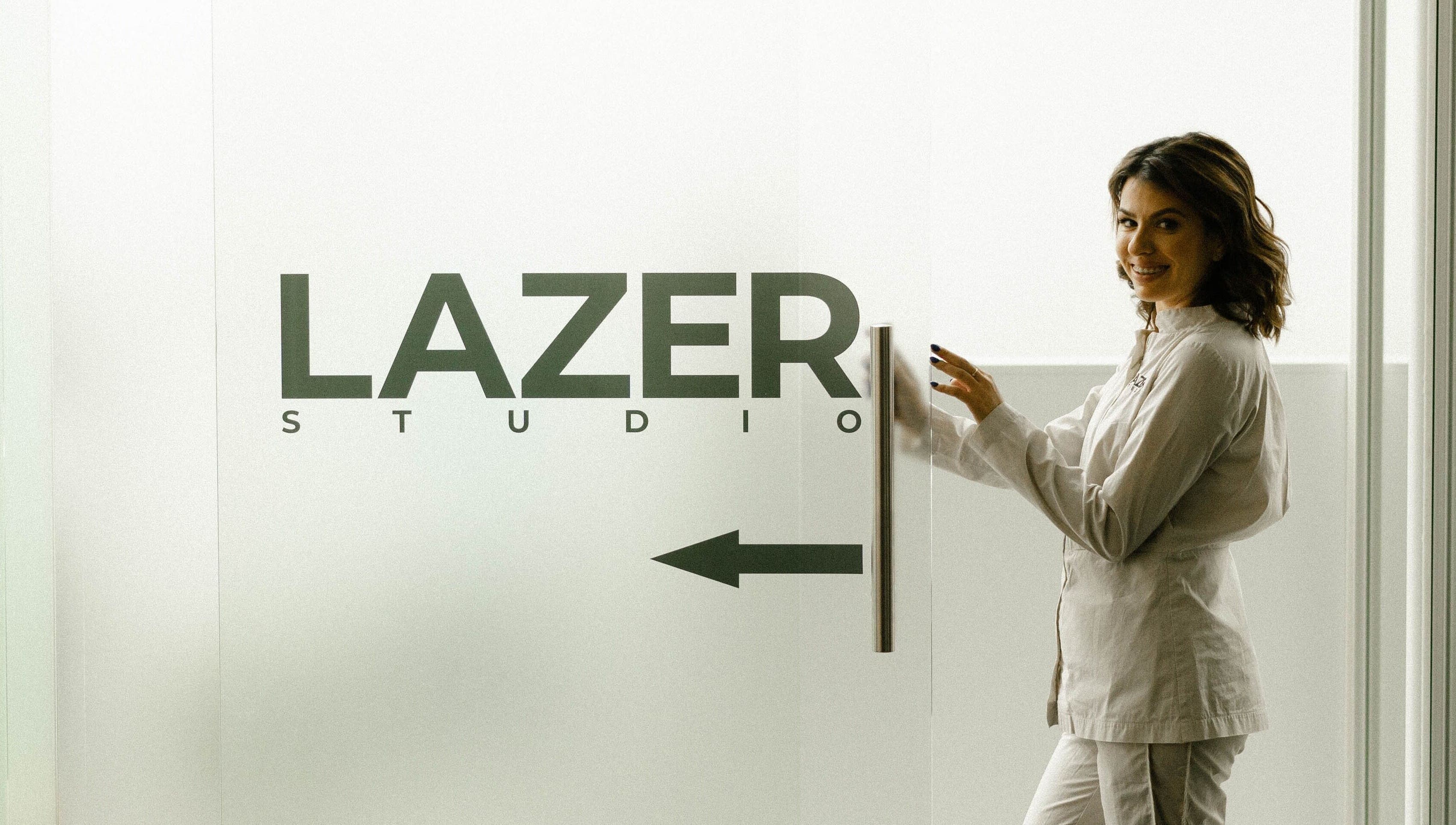 Жінка відкриває двері в Lazer Studio (ТЦ Атріум), Ternopil, Ternopil Oblast, UA.